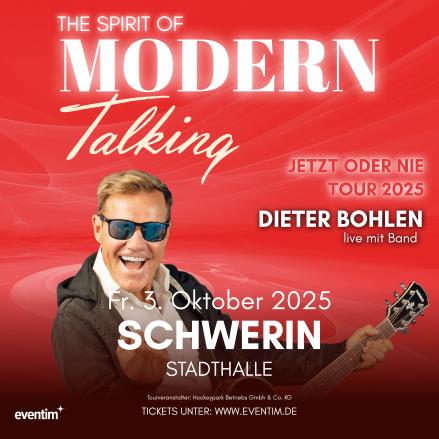Plakat mit Dieter Bohlen vor leuchtend rotem Hintergrund. In der Mitte steht in großer weißer Schrift „Modern Talking“. Bohlen blickt direkt in die Kamera und lächelt freundlich, sein Outfit wirkt lässig-elegant.