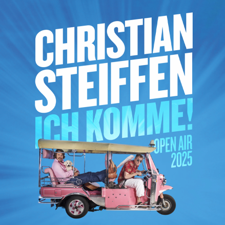 Plakat mit Christian Steiffen, der in einem Golfmobil sitzt. Der Sänger trägt eine Sonnenbrille, und auf dem Bild ist Schrift mit Veranstaltungsinformationen zu sehen. Foto: Manfred Pollert.