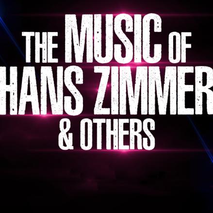 Plakat zur Veranstaltung von Hans Zimmer. Der Name des Komponisten ist in weißer Schrift auf dunklem Hintergrund gestaltet.
