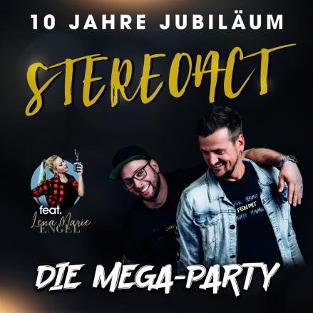 Zwei Männer umarmen sich Schulter an Schulter und gucken happy in die Kamera. Ergänzend ist Text auf das Bild gesetzt "Steroact die Megaparty".