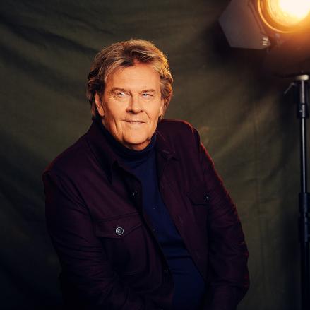 H. Howard Carpendale, Nahaufnahme des Oberkörpers während eines Fotoshootings. Der Sänger blickt charismatisch in die Kamera. Foto: Michael de Boer.