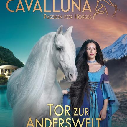Plakatmotiv mit einer eleganten Frau, die sanft ein majestätisches weißes Pferd hält. Im Hintergrund eine angedeutete Landschafts-Szene mit Bergen in stimmungsvollen Farben ähnlich eines Sonnenunterganges.