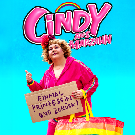 Cindy aus Marzahn in ihrem typischen pinken Outfit. Die bekannte Comedy-Figur schaut direkt in die Kamera mit ihrem charakteristischen, humorvollen Ausdruck.